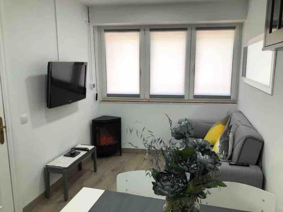 Ferienwohnung Alojamiento Karina Les Exterior foto